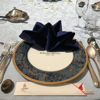会場に着いたら素敵なお皿とナフキンが用意されていました。