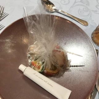 歯磨き粉のようなチューブからソースが出てきます！