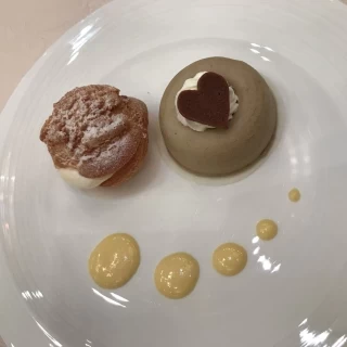 シュークリームとババロアのデザート