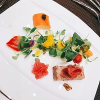 見た目も楽しめる前菜です。