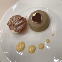 シュークリームとババロアのデザート