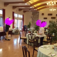 広い会場。新郎新婦席はゲストと目線が一緒。庭も写り、写真映え