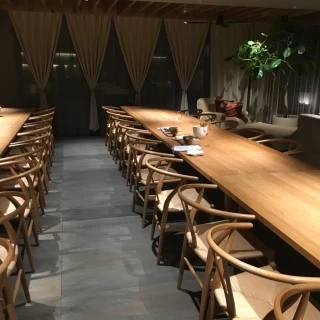 シンプルモダンな会場