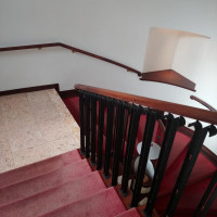 赤絨毯の階段。少し色あせ？