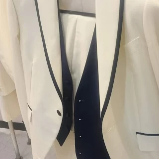 新郎のタキシード充実しています。