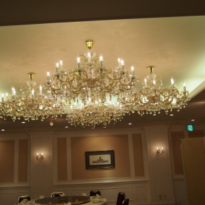 披露宴会場のシャンデリア、天井です。|545363さんのホテルオークラ札幌の写真(875238)