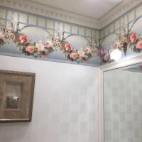 女性お手洗いの壁紙もこんなに豪華！
