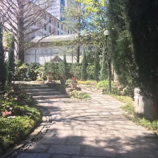 アイヴィーチャペルを出たところ