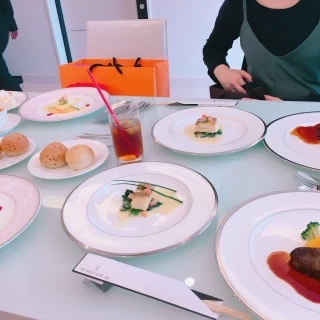 結婚式終了後、新郎新婦のブライズルームで食べました。