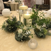 白×グリーンのテーブル装花