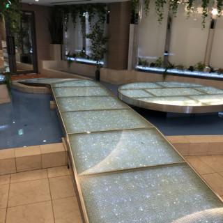 緑の会場の入場の橋です。下は水が張ってます。