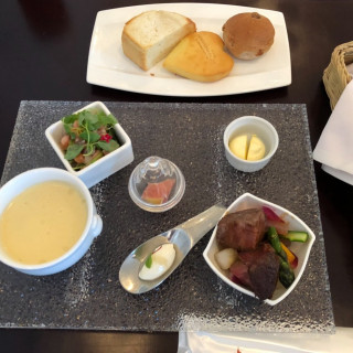 前菜からメインまでのワンプレートで、どれも美味しかったです。