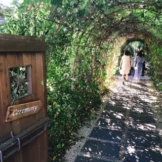 挙式会場前のグリーンのアーチ