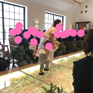 バージンロードは透明で中に花が敷き詰められています。