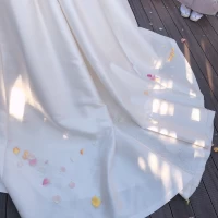 フラワーシャワー
ドレスの裾と花びらが綺麗です。