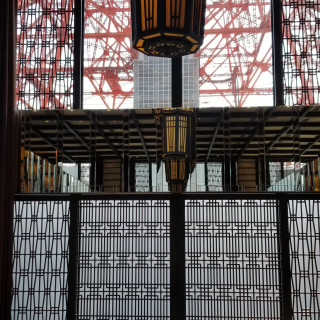 鏡を使った会場で反射を使って東京タワーの全体像を見せてます。