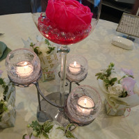 テーブルにある花に水を注ぐと蛍光色に光る。とても綺麗でした。