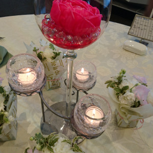 テーブルにある花に水を注ぐと蛍光色に光る。とても綺麗でした。|545745さんのPleats.I（プリーツ ドット アイ）の写真(881893)