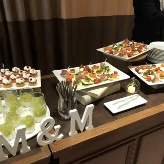 甘いものだけでなく生ハムやサーモンなどもありました。
