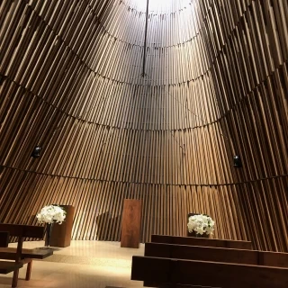 新郎新婦に上から自然光が当たるようになっていて神聖な雰囲気