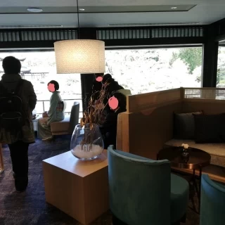 ロビーも広く、大きな窓があり開放的でいい