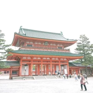 平安神宮の応天門。観光客が多い。