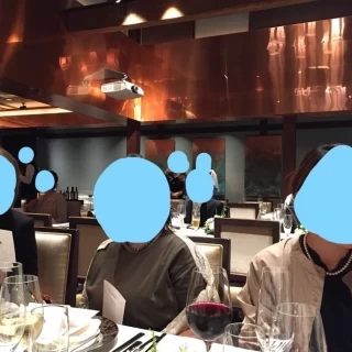 会場の雰囲気。ゲスト席は縦型のテーブルになっている。