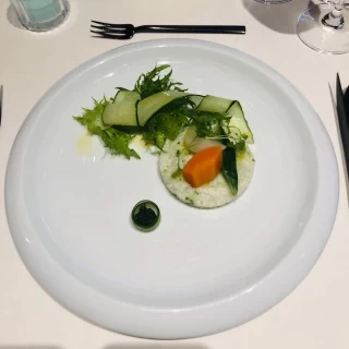 前菜はイカのリエットと根菜のサラダ