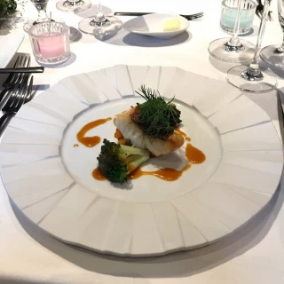 魚料理にはスズキのポワレ。