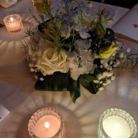 ゲストテーブルの装花。演出のキャンドルが幻想的でした