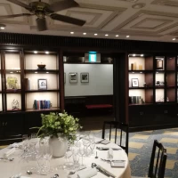 会場の壁にはオシャレな装飾やオブジェがたくさん