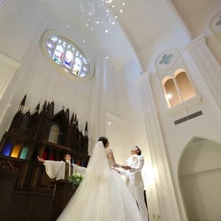フェザーが降っていて神秘的な場面です。
