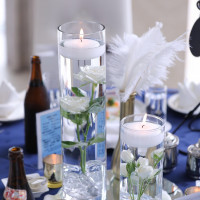 ゲストテーブルです。水中花も白バラで統一感を出しました。