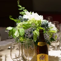 テーブル装花。大き過ぎずもシンプルすぎない具合