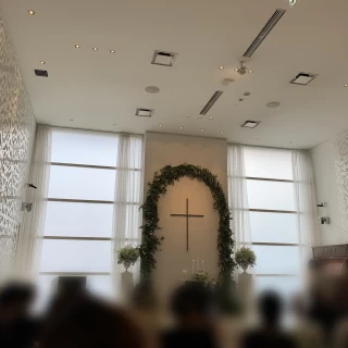 白を基調とした挙式会場