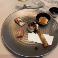 前菜です。フォアグラやイクラ、お肉などがありました。