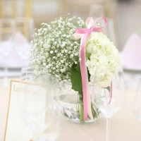 テーブル装花は白いお花でブーケのように