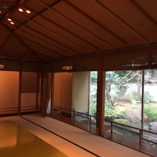 この床下に水が流れていて、せせらぎのような音がします