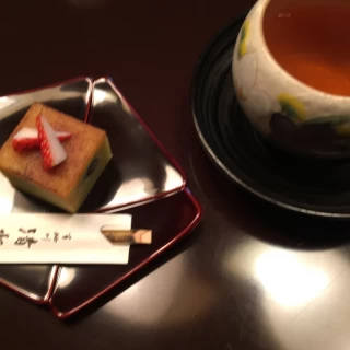 この芋羊羹はウェディングケーキの代わりに使う事もできます