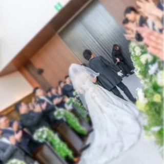 バージンロードの両脇にあるナチュラルな緑