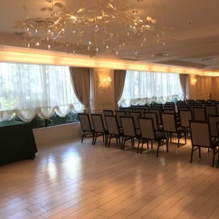 窓がある会場