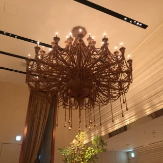 オリーブの木で作られたシャンデリア