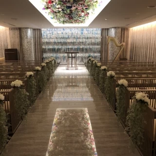暗くした時にはバージンロードに花が映ります
