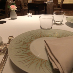 テーブルクラスは白のみとのこと。料理を引き立てるために。|546253さんのオーベルジュ・ド・リル ナゴヤ(ひらまつウエディング)の写真(882097)