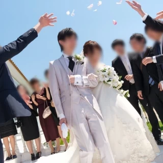 チャペルの外の白い階段