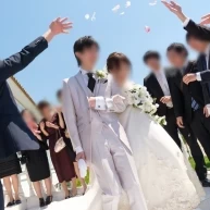 チャペルの外の白い階段