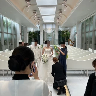 挙式後に新郎新婦とチャペルを背景に記念写真を撮影できました