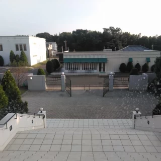 チャペルからの白亜の大階段。両端からシャボン玉演出があります