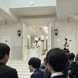 挙式後の新郎新婦お披露目