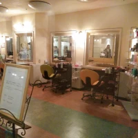 ホテル地下には美容室があり、当日のヘアセットが可能。